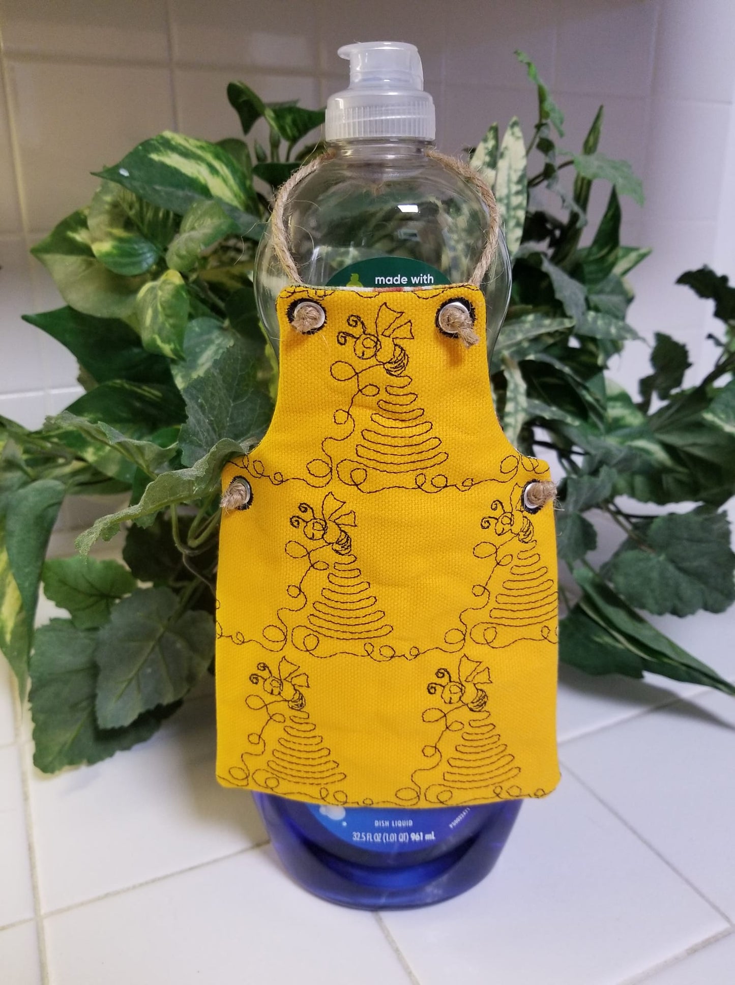 Bee Hive Stipple Soap Apron ITH design