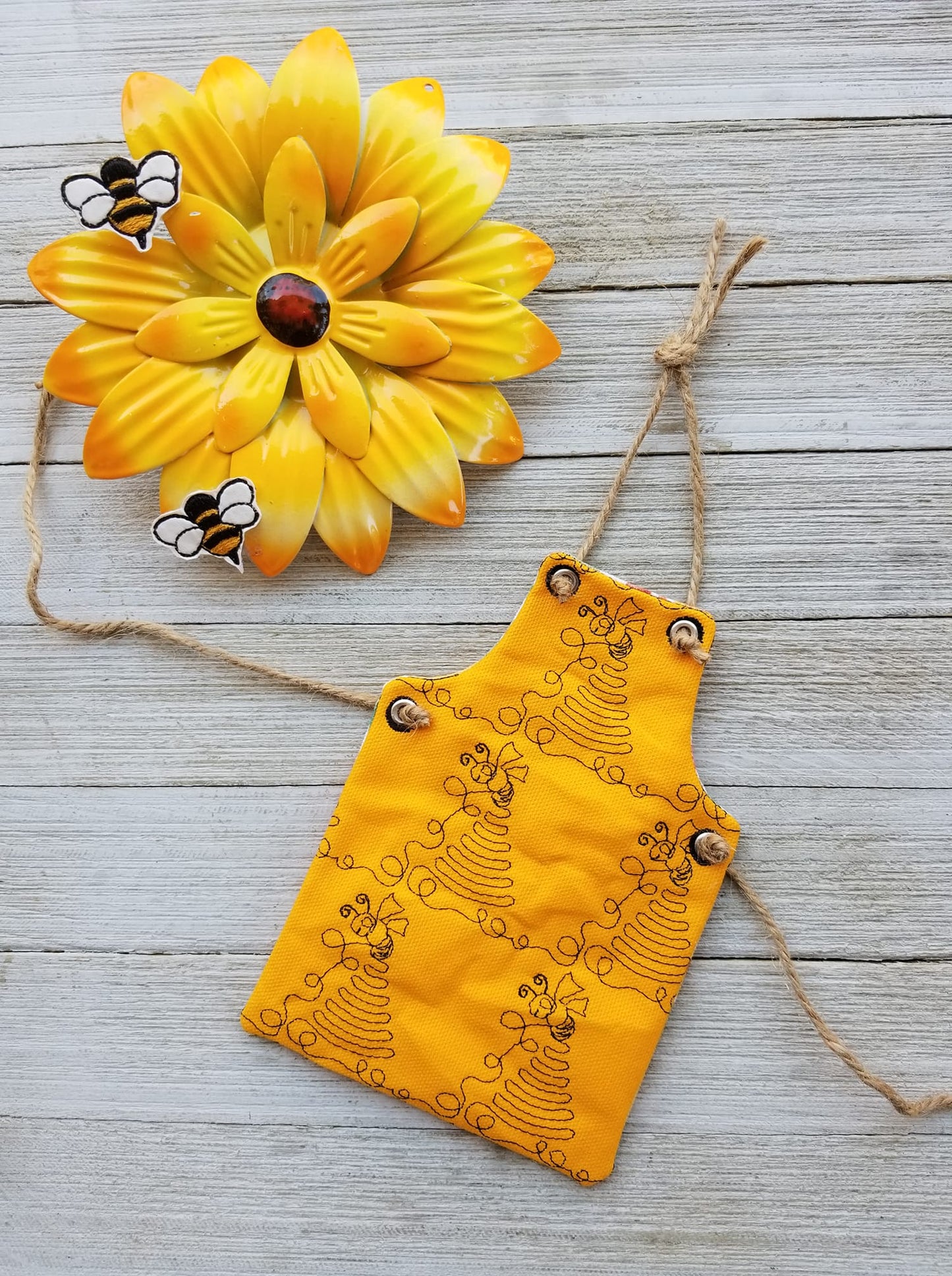 Bee Hive Stipple Soap Apron ITH design